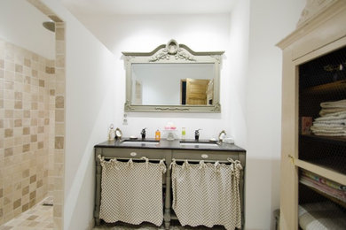 モンペリエにあるシャビーシック調のおしゃれな浴室の写真