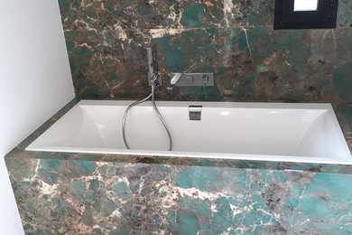 Idées déco pour une salle de bain avec un mur vert, un plan vasque, un plan de toilette en granite, un sol blanc et un plan de toilette vert.