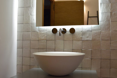 Immagine di una stanza da bagno design con doccia a filo pavimento, piastrelle in ceramica, lavabo da incasso e doccia aperta