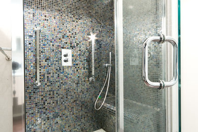 Idéer för att renovera ett stort vintage badrum med dusch, med en kantlös dusch, en vägghängd toalettstol, svart kakel, beige kakel, blå kakel, orange kakel, röd kakel, grön kakel, mosaik, vita väggar, betonggolv, beiget golv och dusch med gångjärnsdörr