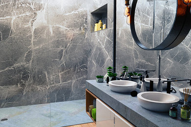 Diseño de cuarto de baño actual de tamaño medio con ducha a ras de suelo, paredes grises, suelo de madera clara, aseo y ducha y lavabo tipo consola