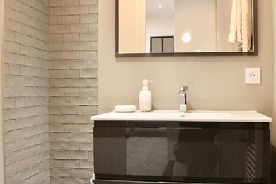 Cette image montre une petite salle de bain principale design avec une douche à l'italienne, des carreaux de céramique, un mur gris, un sol en carrelage de céramique et un lavabo suspendu.