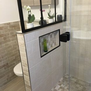 Inspiration för ett litet vintage vit vitt en-suite badrum, med släta luckor, skåp i ljust trä, en kantlös dusch, en vägghängd toalettstol, beige kakel, keramikplattor, beige väggar, ljust trägolv, ett avlångt handfat, bänkskiva i terrazo, beiget golv och dusch med skjutdörr