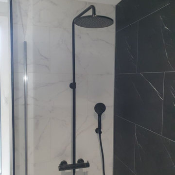 Salle de bain moderne avec touche de marbre