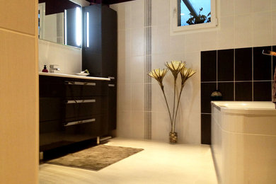 Photo of a modern bathroom in Le Havre.