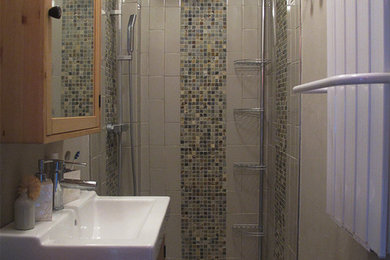Modelo de cuarto de baño principal actual pequeño con puertas de armario de madera clara, baldosas y/o azulejos beige, paredes beige y suelo de cemento