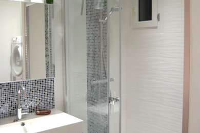 Inspiration pour une petite salle de bain principale design avec une douche ouverte, un carrelage blanc, des carreaux de céramique, un mur rose, un sol en carrelage de céramique et un lavabo suspendu.