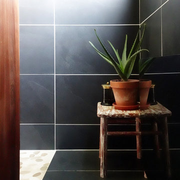 Salle de bain noire et iroko