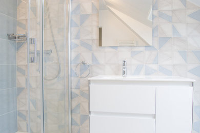 Inspiration pour une salle d'eau design de taille moyenne avec une douche ouverte, WC séparés, un lavabo suspendu, meuble simple vasque, un placard à porte plane, des portes de placard blanches, des carreaux de céramique, aucune cabine, un plan de toilette blanc, meuble-lavabo suspendu et un sol en carrelage de céramique.