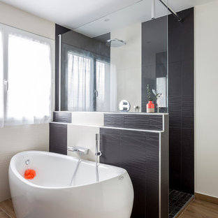 Inspiration pour une salle de bain principale design de taille moyenne avec une baignoire indépendante, une douche à l'italienne, un mur beige, un sol en carrelage de céramique, une vasque et un carrelage noir et blanc.