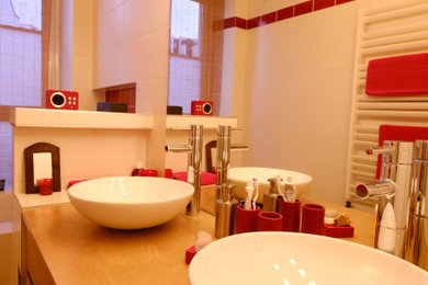 Cette image montre une salle d'eau traditionnelle de taille moyenne avec un carrelage blanc, des carreaux de céramique, un mur blanc, un sol en carrelage de céramique, un lavabo posé, un plan de toilette en bois, un sol gris et meuble double vasque.