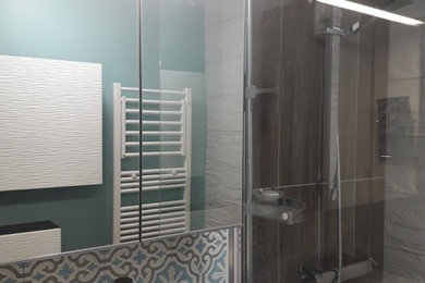 Idées déco pour une petite salle de bain principale moderne en bois foncé avec une douche à l'italienne, un carrelage multicolore, des carreaux de béton, un sol en bois brun, un lavabo posé, un sol marron, un plan de toilette noir, un mur bleu, aucune cabine et un plan de toilette en stratifié.