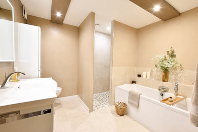 Inspiration pour une salle de bain principale design de taille moyenne avec une baignoire encastrée, une douche à l'italienne, un carrelage blanc, des carreaux de céramique, un mur beige, un sol en carrelage de céramique, une grande vasque, un sol beige et un plan de toilette blanc.
