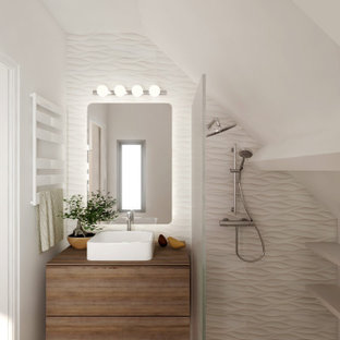 Exemple d'une petit salle d'eau tendance avec un placard à porte plane, des portes de placard en bois brun, un carrelage gris, un mur blanc, une vasque, un plan de toilette en bois, un sol gris, aucune cabine, un plan de toilette marron, meuble simple vasque, meuble-lavabo suspendu, une douche à l'italienne, des carreaux de céramique, un sol en carrelage de céramique et une niche.
