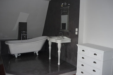 Exemple d'une salle de bain principale chic de taille moyenne avec une baignoire sur pieds et un lavabo de ferme.