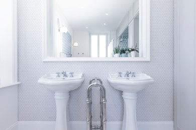 Idée de décoration pour une grande salle de bain tradition avec un lavabo de ferme, un carrelage blanc, mosaïque et un mur blanc.
