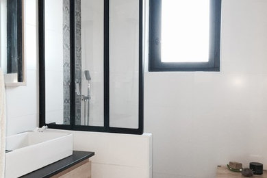 Idée de décoration pour une petite salle de bain principale design avec une douche ouverte et des carreaux de béton.