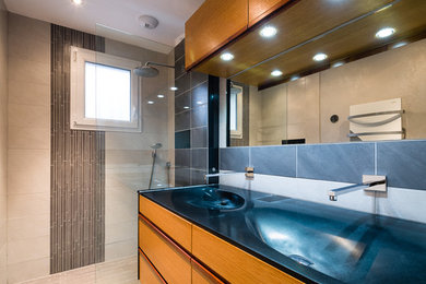Idée de décoration pour une salle d'eau minimaliste de taille moyenne avec une douche à l'italienne, un carrelage beige, un carrelage marron, un mur beige et un lavabo intégré.