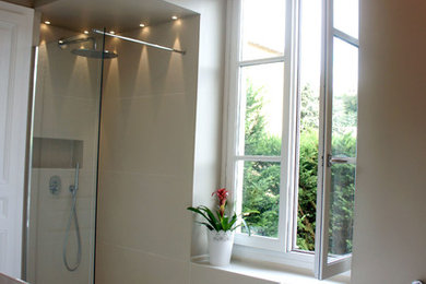 Medium sized modern shower room bathroom in Nice with a built-in shower, a two-piece toilet, beige tiles, ceramic tiles, beige walls, ceramic flooring, a built-in sink, wooden worktops and multi-coloured floors.
