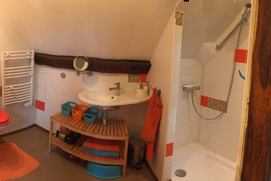 アンジェにある小さなコンテンポラリースタイルのおしゃれな浴室の写真
