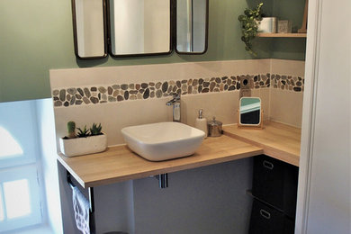 Inspiration pour une petite salle de bain principale vintage avec une baignoire posée, un mur blanc et une vasque.