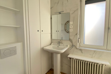 リールにあるミッドセンチュリースタイルのおしゃれな浴室の写真