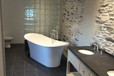 アンジェにあるコンテンポラリースタイルのおしゃれな浴室の写真