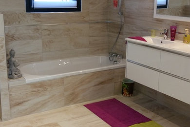Aménagement d'une salle de bain principale avec un carrelage beige, des carreaux de céramique, un mur beige, un sol en carrelage de céramique, un lavabo suspendu et un sol beige.