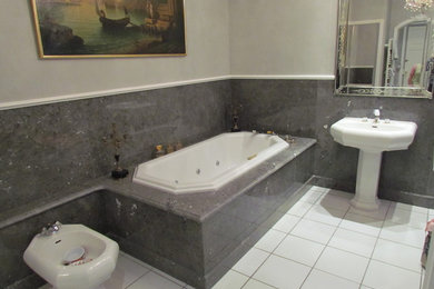 Inspiration pour une salle de bain traditionnelle.