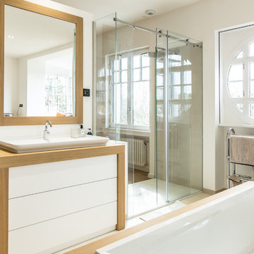 Salle de bains en medium laqué blanc et chêne