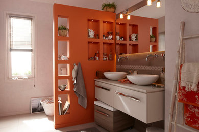 Inspiration pour une salle de bain principale minimaliste de taille moyenne avec des portes de placard blanches, un carrelage beige, un mur orange, un sol en carrelage de porcelaine et une vasque.