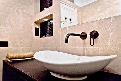 Aménagement d'une salle de bain principale classique avec un placard à porte affleurante, une baignoire encastrée, un combiné douche/baignoire, un carrelage de pierre, un sol en marbre et un lavabo posé.