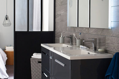 Modelo de cuarto de baño principal actual de tamaño medio con baldosas y/o azulejos de cerámica, paredes grises y lavabo integrado