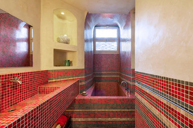 Idéer för ett mellanstort medelhavsstil en-suite badrum, med flerfärgad kakel, beige väggar, kaklad bänkskiva, ett integrerad handfat, ett japanskt badkar och mosaik