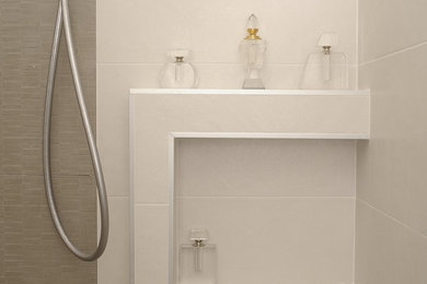 Cette photo montre une petite salle d'eau moderne avec une douche à l'italienne, un carrelage beige, des carreaux de céramique, un mur beige, un sol en carrelage de céramique et un plan de toilette en surface solide.