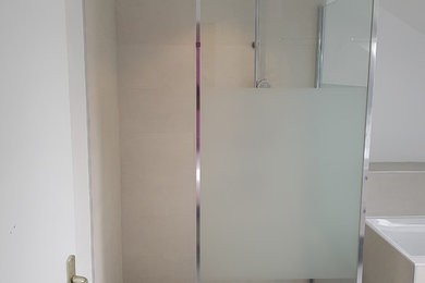 Exemple d'une salle de bain principale moderne de taille moyenne avec une baignoire posée, une douche ouverte, WC suspendus, un carrelage beige, des carreaux de céramique, un mur blanc, un sol en carrelage de céramique, une vasque, un sol marron et un plan de toilette blanc.