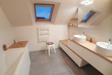 Inspiration for a contemporary bathroom in Nantes.