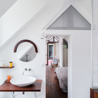 Idées déco pour une salle de bain principale scandinave de taille moyenne avec une vasque, un mur blanc, un plan de toilette en bois et un sol en bois foncé.