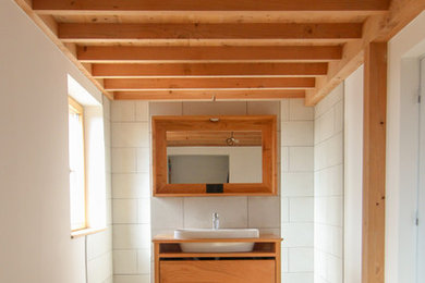 モンペリエにあるラグジュアリーな北欧スタイルのおしゃれなバスルーム (浴槽なし) (フラットパネル扉のキャビネット、バリアフリー、オーバーカウンターシンク、木製洗面台) の写真