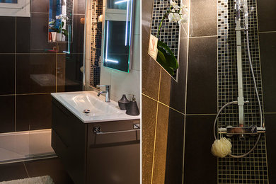 Cette photo montre une petite salle d'eau tendance avec WC suspendus, une douche ouverte, un carrelage gris, des carreaux de céramique, un sol en carrelage de céramique, des portes de placard marrons, un mur blanc et un lavabo posé.