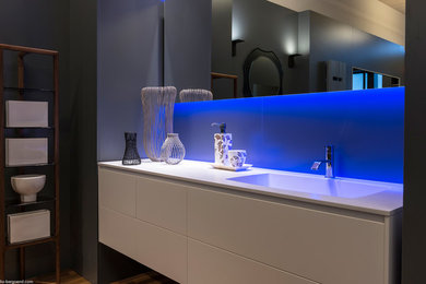 Photo of a contemporary bathroom in Lyon.