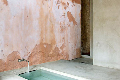Cette photo montre une salle de bain méditerranéenne avec un mur beige.