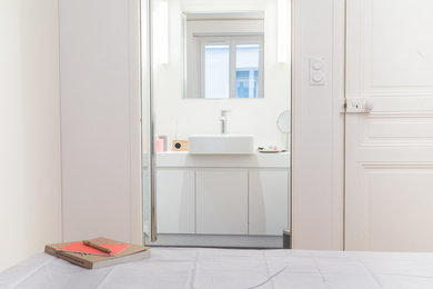 Aménagement d'une petite salle de bain principale contemporaine avec une douche à l'italienne, un carrelage gris, des carreaux de céramique, un mur blanc, un sol en carrelage de céramique, un lavabo posé et un plan de toilette en stratifié.