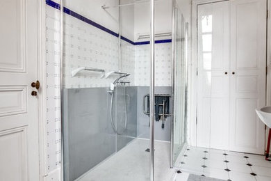 Example of a mid-sized trendy bathroom design in Paris