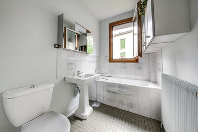 Inspiration for a modern bathroom remodel in Paris