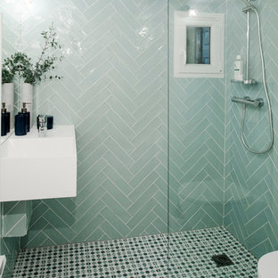 Inspiration pour une petit salle d'eau nordique avec un WC suspendu, un carrelage bleu, des carreaux de céramique, un sol en carrelage de céramique, un lavabo suspendu, un plan de toilette en surface solide, aucune cabine, un plan de toilette blanc, une douche ouverte et un sol multicolore.