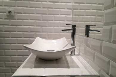 Aménagement d'une petite salle de bain moderne avec une vasque, un plan de toilette en carrelage, un carrelage blanc, un mur blanc et un carrelage métro.