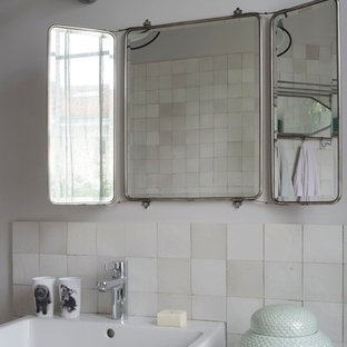 Cette image montre une salle de bain principale design de taille moyenne avec un carrelage blanc, un mur blanc et un lavabo posé.