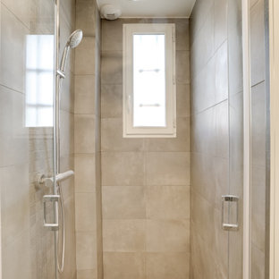 Immagine di una piccola stanza da bagno con doccia moderna con doccia alcova, piastrelle in ceramica, pareti grigie, pavimento rosso, porta doccia a battente e mobile bagno sospeso
