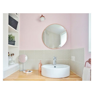 Une petite salle d'eau rose et une petite cuisine grise dans un immeuble  ancien - Contemporary - Bathroom - Paris - by ADC l'atelier d'à côté | Houzz
